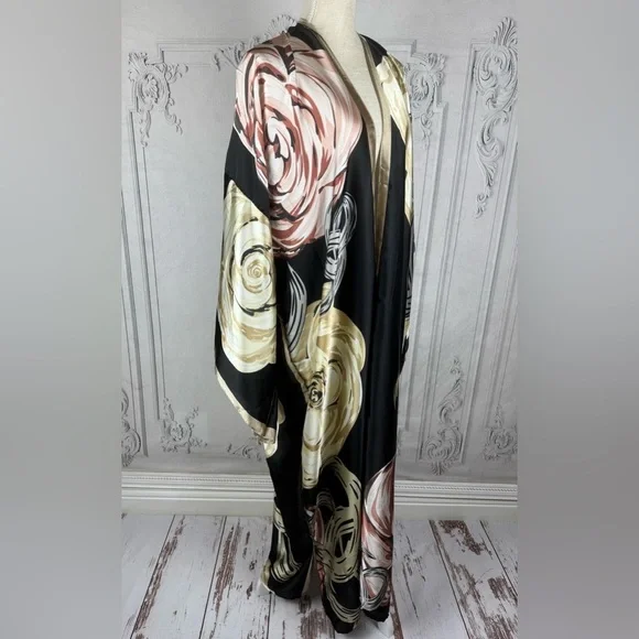Elegant Floral Kimono Robe - Black and Cream - Picture 4 of 9